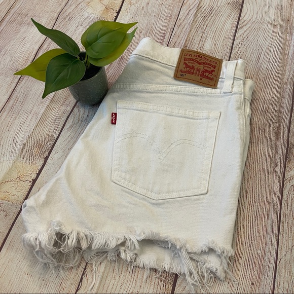 White Levi’s Shorts - Picture 1 of 4